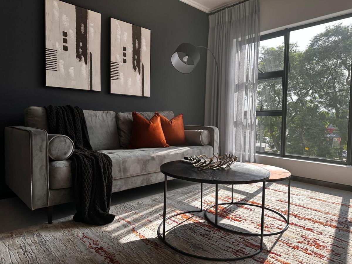 Stylish Executive Apartment With Power Backup Johannesburg Exterior photo