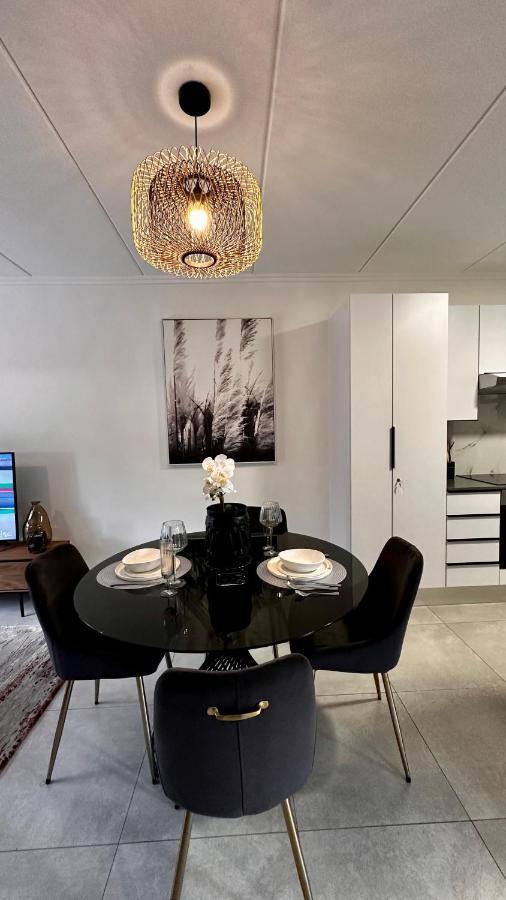 Stylish Executive Apartment With Power Backup Johannesburg Exterior photo